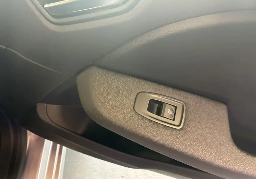Bouton de commande de lève-vitre côté passager intérieur d'une Renault Clio 1.5 BlueDCI Business gris 2022.