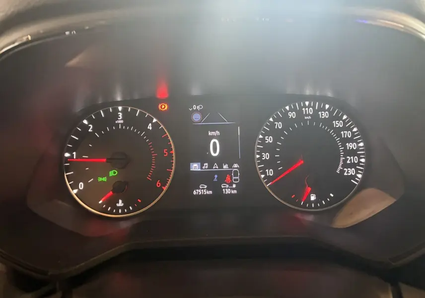 Tableau de bord de Renault Clio 1.5 BlueDCI Business 2022 montrant compte-tours, vitesse et écran digital au centre.