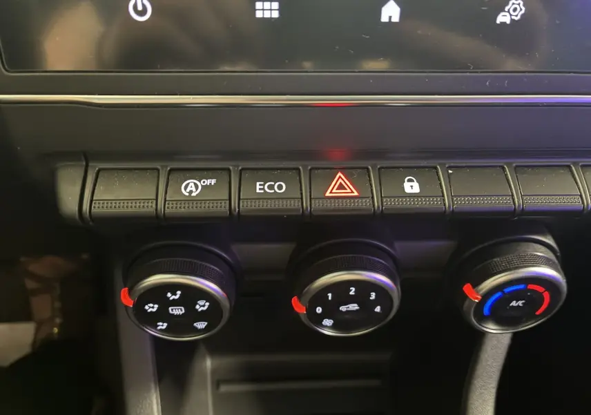 Gros plan sur les commandes de climatisation et boutons de fonction du tableau de bord d'une Renault Clio 1.5 BlueDCI Business 2022.
