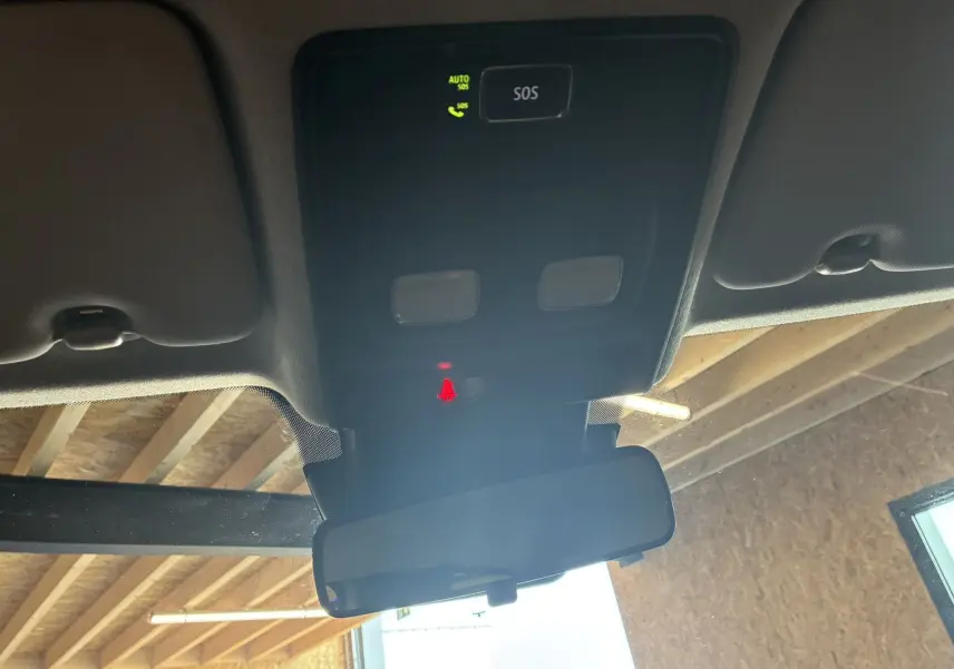 Vue intérieure du plafonnier avec bouton SOS et rétroviseur dans une Renault Clio 1.5 BlueDCI Business 2022 gris.