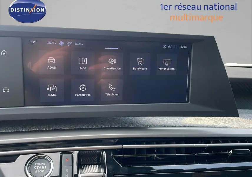 Vue rapprochée de l'écran tactile central et de la console du Peugeot 3008 gris Artense Hybrid 2025 avec bouton start/stop.
