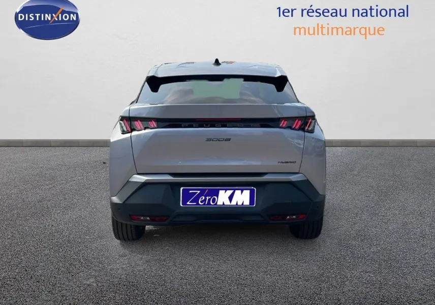 Vue arrière d'un Peugeot 3008 gris Artense Metal hybride 2025 avec feux LED distinctifs allumés.