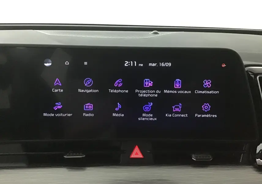 Écran tactile digital 12,3'' du Kia Sportage 2025 affichant les menus navigation, téléphone et climatisation.
