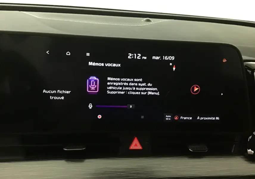 Écran tactile digital 12,3 pouces du Kia Sportage 2025 affichant la fonction mémos vocaux, avec bouton de signal d'alerte rouge en dessous.