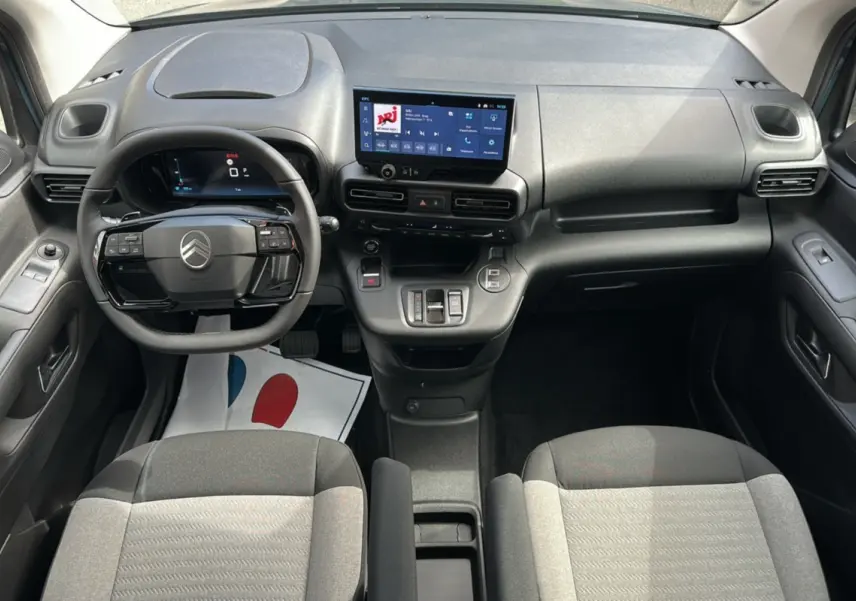 Vue intérieure frontale du Citroën Berlingo 2025 avec tableau de bord moderne et écran tactile central.