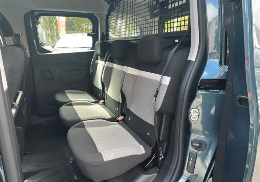 Vue intérieure côté droit du Citroën Berlingo BlueHDi 130 EAT8 Max 2025 en Kiama blue, montrant la banquette arrière et la grille de séparation.