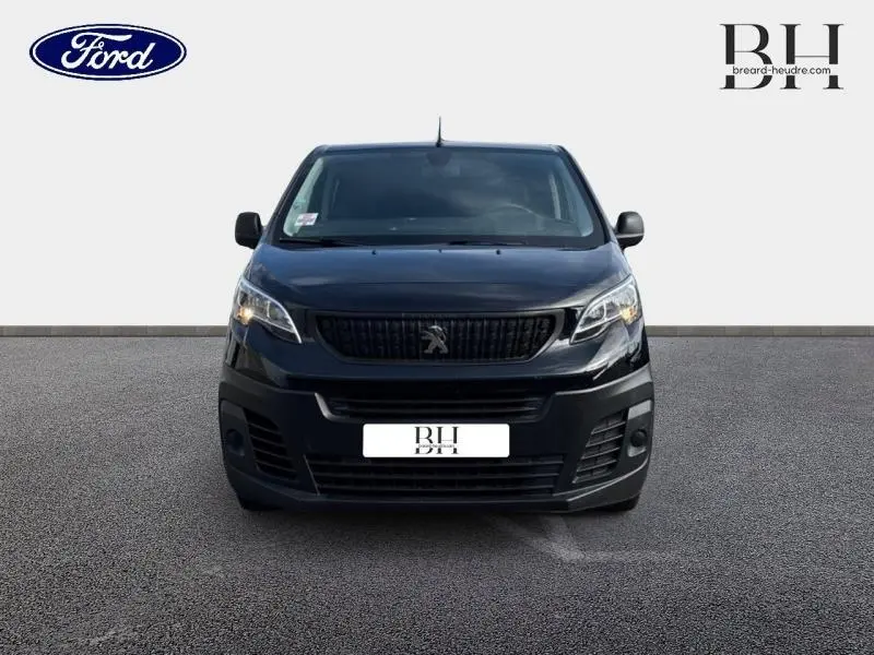Vue de face du Peugeot Expert Fourgon noir Perla Nera 2022 avec calandre noire et phares allumés.