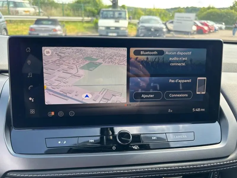 Écran tactile central du Nissan Qashqai e-POWER 2024 affichant la navigation et les options Bluetooth, vue intérieure.