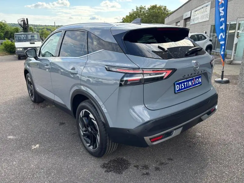 Vue 3/4 arrière droite du Nissan Qashqai e-POWER 2024 en gris Argile avec jantes noires et feux arrière LED.