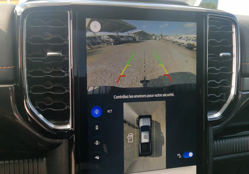 Gros plan sur le levier de vitesses automatique en cuir noir avec surpiqûres orange du Ford Ranger Wildtrak 2025.