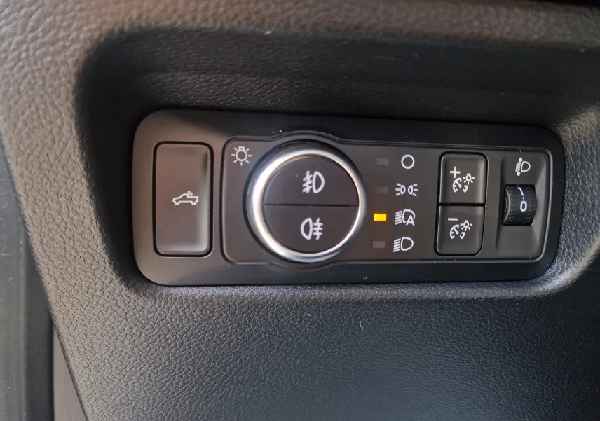 Gros plan sur les commandes de réglage des vitres et des rétroviseurs sur la porte côté conducteur du Ford Ranger Super Cabine gris Iconic.