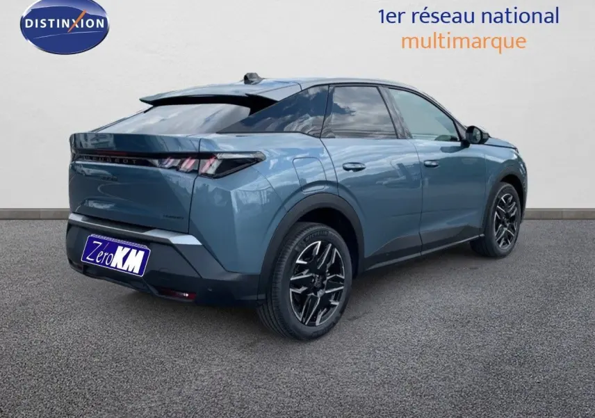 Vue 3/4 arrière droite d'un Peugeot 3008 Hybrid bleu Ingaro Metal avec jantes noires et toit noir brillant.
