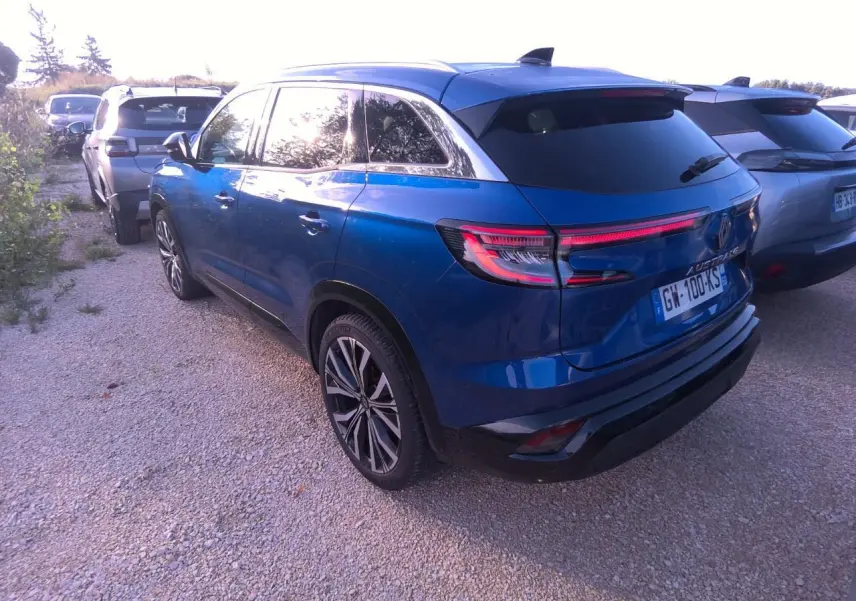 Vue 3/4 arrière droite d'un Renault Austral bleu métal foncé avec toit panoramique et jantes alliage 20 pouces.