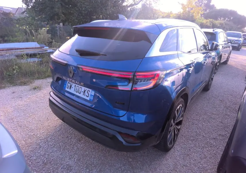 Vue 3/4 arrière droite d'un Renault Austral bleu métal foncé avec feux LED et toit panoramique.
