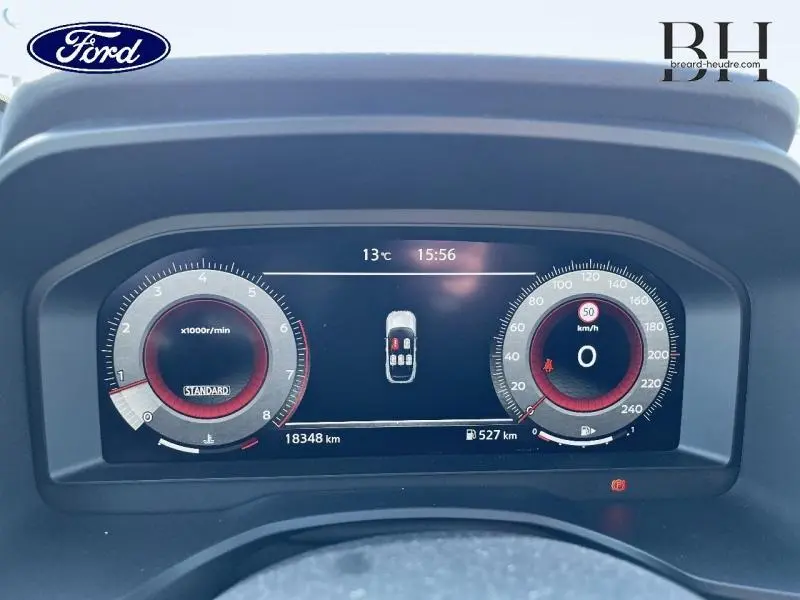Tableau de bord numérique du Nissan Qashqai 1.3 Mild Hybrid 140ch Tekna, affichage vitesse et compte-tours.