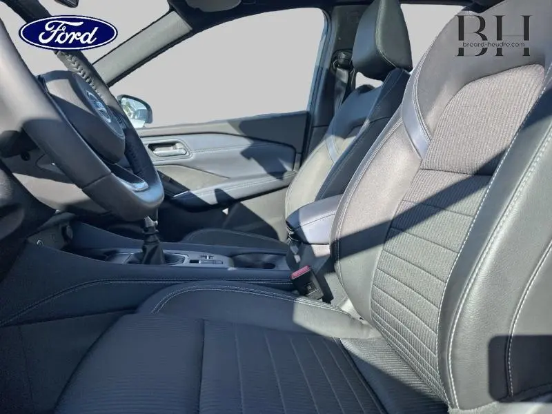 Intérieur côté conducteur du Nissan Qashqai gris Argile, sièges sport en cuir et tissu, volant multifonction visible