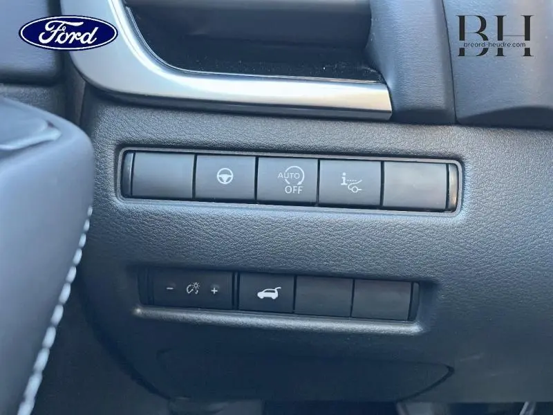 Gros plan sur les commandes de tableau de bord noir du Nissan Qashqai gris Argile 2022 côté gauche conducteur