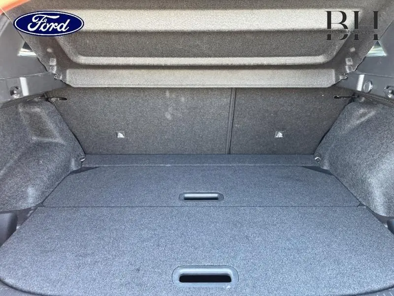 Coffre ouvert d'un Nissan Qashqai 1.3 Mild Hybrid 140ch Tekna 2022, vue intérieure avec revêtement gris.