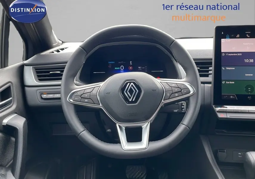 Vue frontale du volant et tableau de bord du Renault Captur E-Tech hybride 2025 avec écran tactile et commandes au volant.