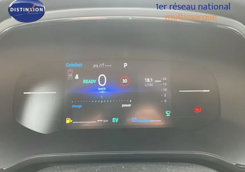 Tableau de bord numérique du Renault Captur E-Tech gris cassiopée, affichant la vitesse et les indicateurs de conduite.