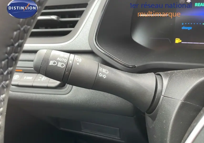 Gros plan sur la commande des feux et clignotants à gauche du volant dans le tableau de bord du Renault Captur 2025.