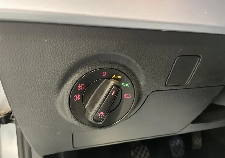 Gros plan sur le bouton de commande des phares dans l’habitacle du SEAT Arona 2024, finition FR.