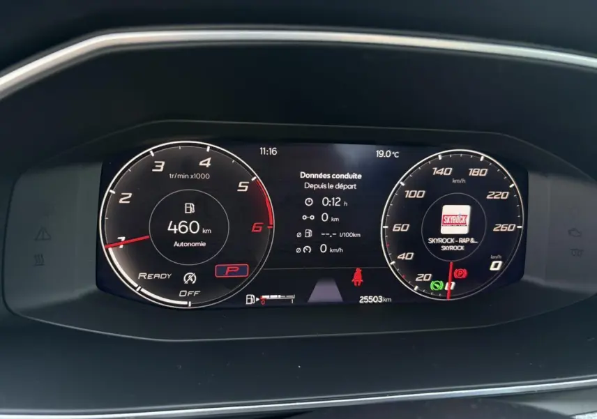 Tableau de bord digital du SEAT Leon 2.0 TDI 150 DSG Style affichant autonomie, vitesse et données de conduite.