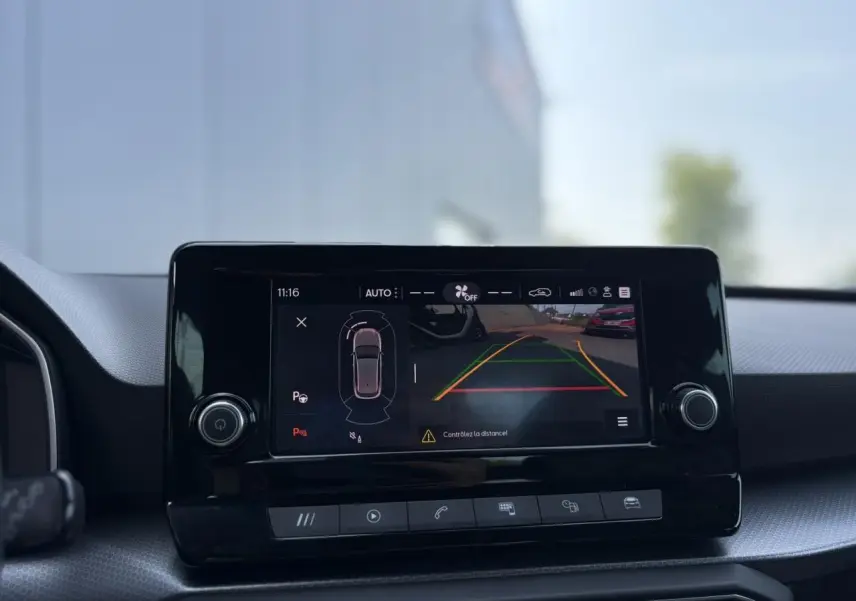 Écran central du tableau de bord du SEAT LEON 2024 affichant la caméra de recul et l'aide au stationnement.