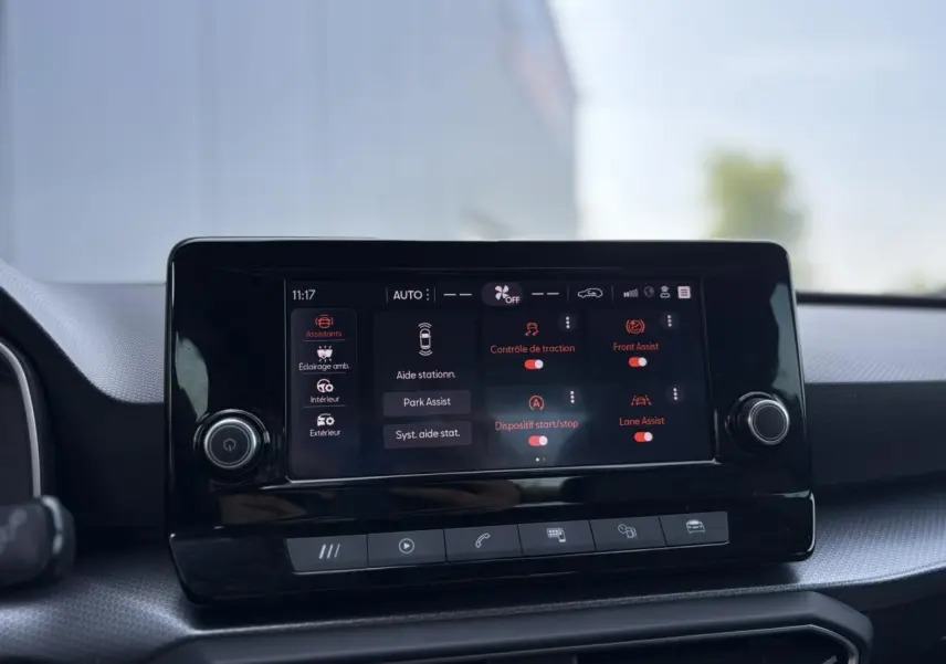 Écran tactile central du SEAT LEON 2024 affichant les options d’aide à la conduite et Park Assist.