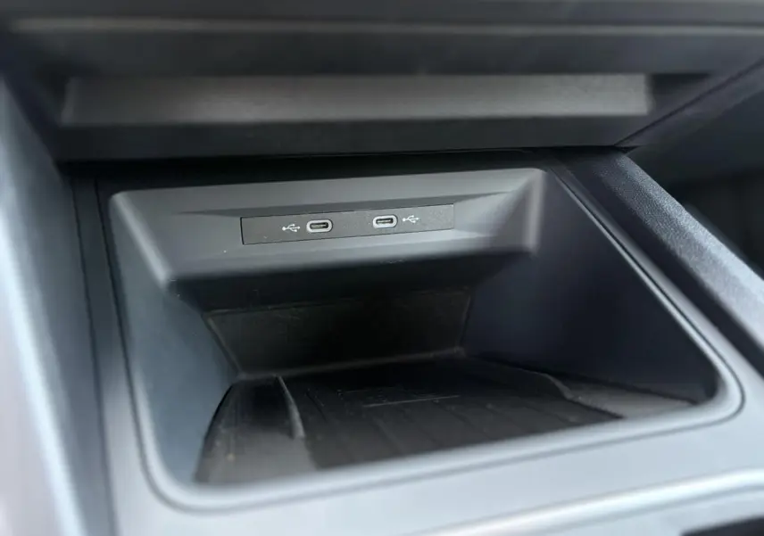 Prise USB-C double dans la console centrale du SEAT LEON 2.0 TDI 150 DSG Style gris magnétique 2024.