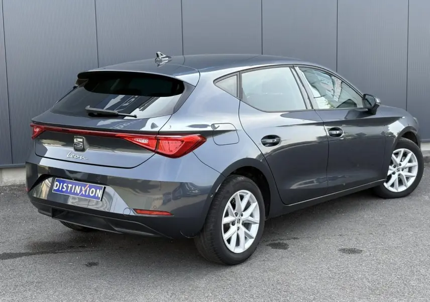 Vue 3/4 arrière droite d'une SEAT Leon gris magnétique avec feux arrière LED et jantes alliage 16 pouces.