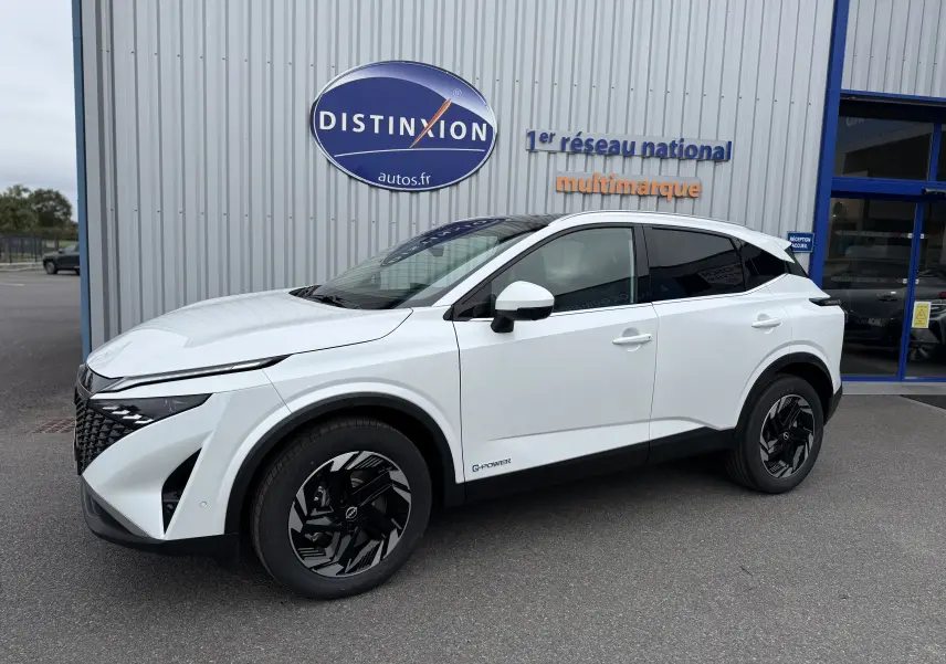 Nissan Qashqai blanc nacré métal vu de profil côté gauche, avec jantes noires et toit panoramique sombre.