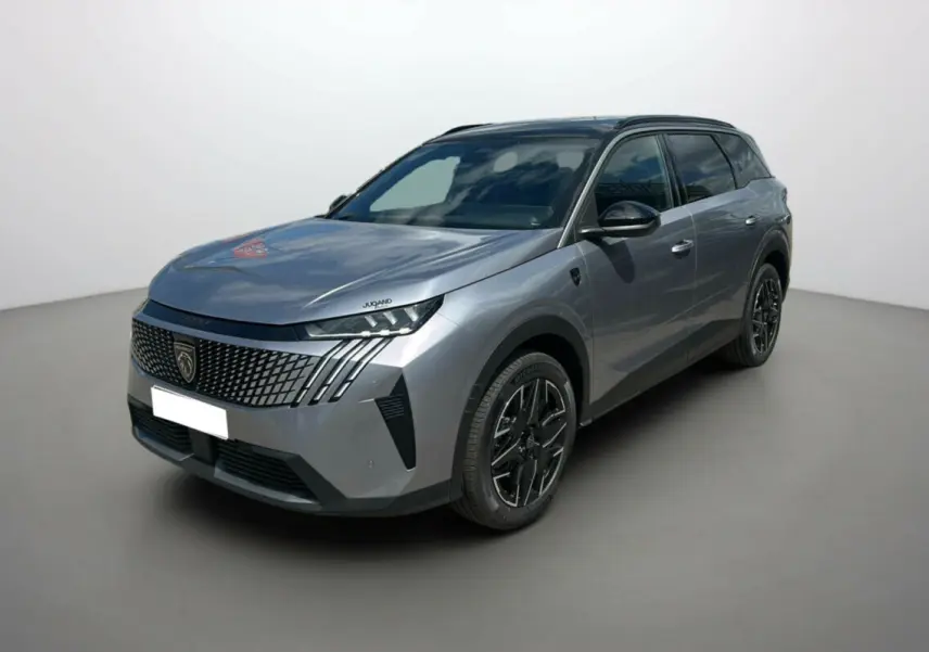 Peugeot 5008 Hybrid 145 GT 7 places gris artense en vue 3/4 avant droit, avec calandre et jantes noires distinctives.