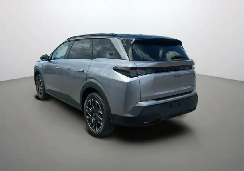 Peugeot 5008 HYBRID 145 gris artense en 3/4 arrière droit, avec toit noir et jantes alliage distinctives.