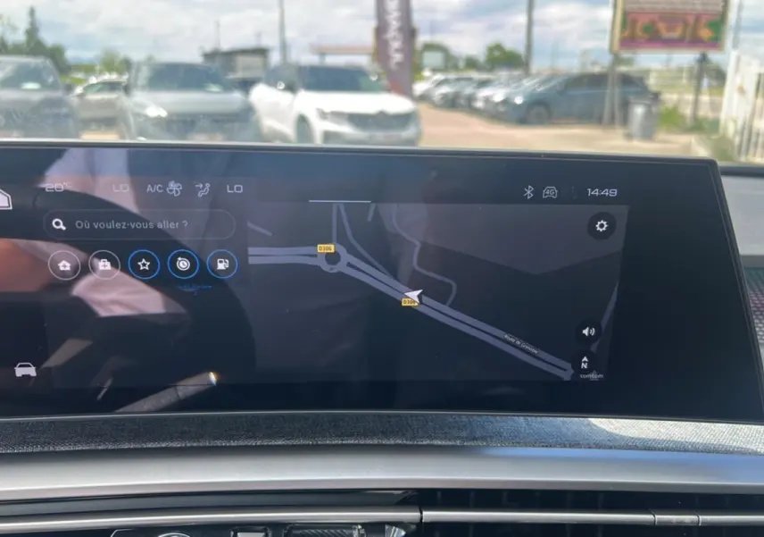 Écran tactile central du Peugeot 5008 Hybrid 145 GT 7 places 2025 affichant la navigation avec interface moderne.