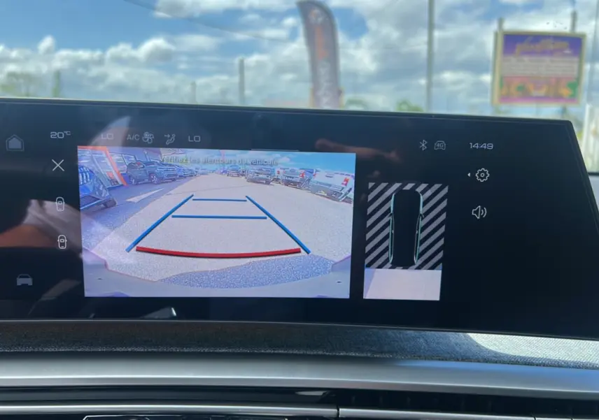Affichage de la caméra de recul et des capteurs de stationnement sur l'écran intérieur du Peugeot 5008 gris artense 2025.