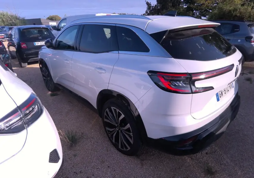 Vue 3/4 arrière droite du Renault Austral blanc nacré avec jantes alliage noires et vitres teintées.