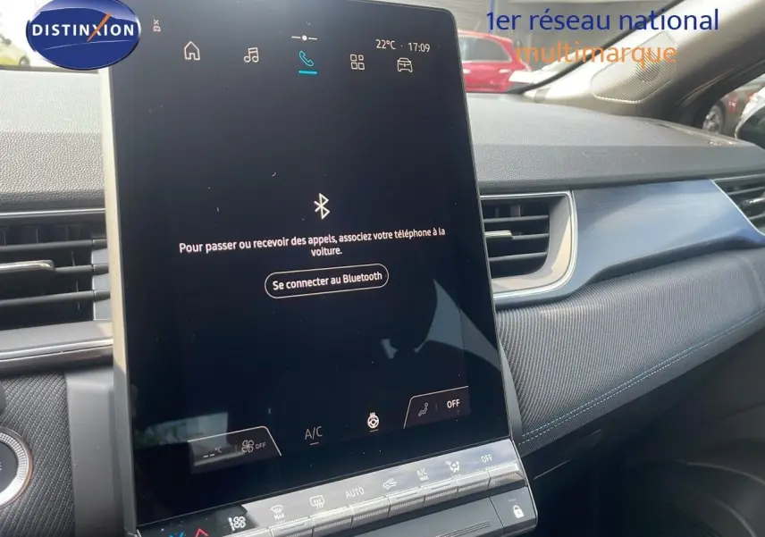 Intérieur du Renault Captur E-Tech hybride 2025, vue du tableau de bord avec écran tactile central et finition tissu gris.