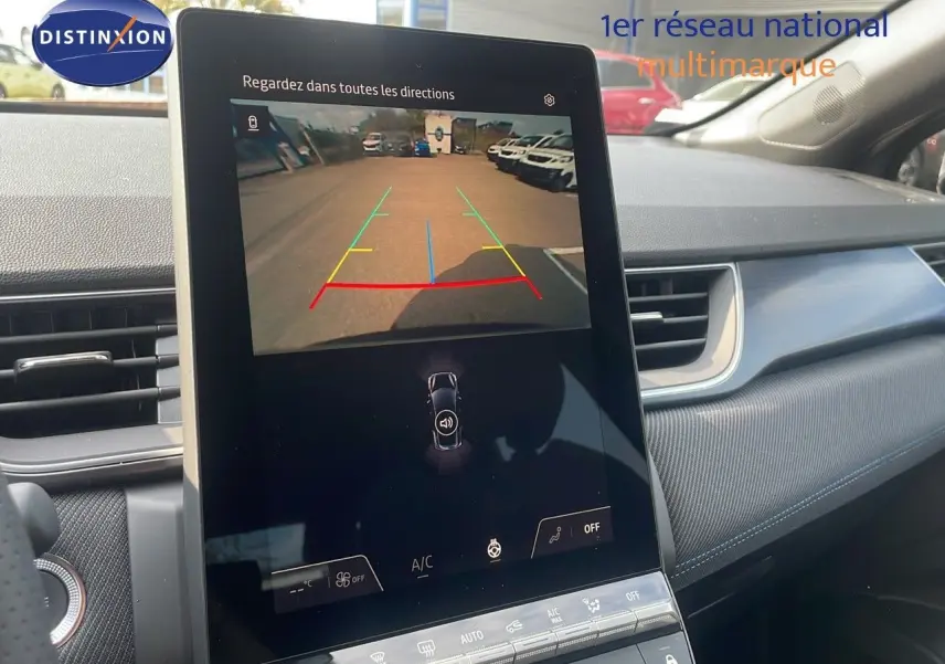 Écran central affichant la caméra de recul du Renault Captur E-Tech gris Cassiopée avec toit noir, intérieur moderne et tableau de bord.