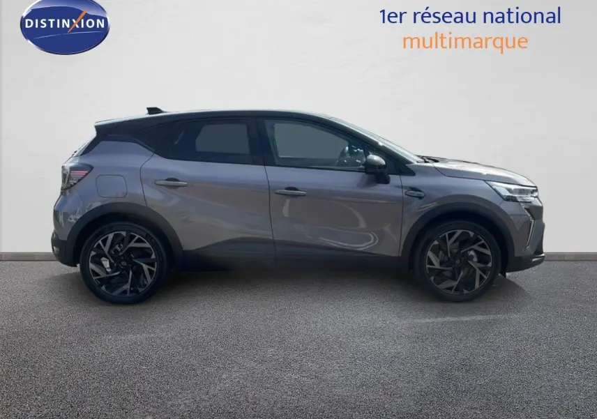 Profil droit du Renault Captur E-Tech hybride 2025 gris cassiopée métal avec toit noir et jantes noires stylées.