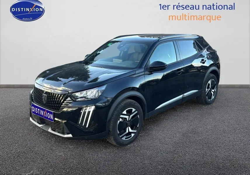 Peugeot 2008 noir en 3/4 avant droit, avec phares LED et jantes alliage distinctives.