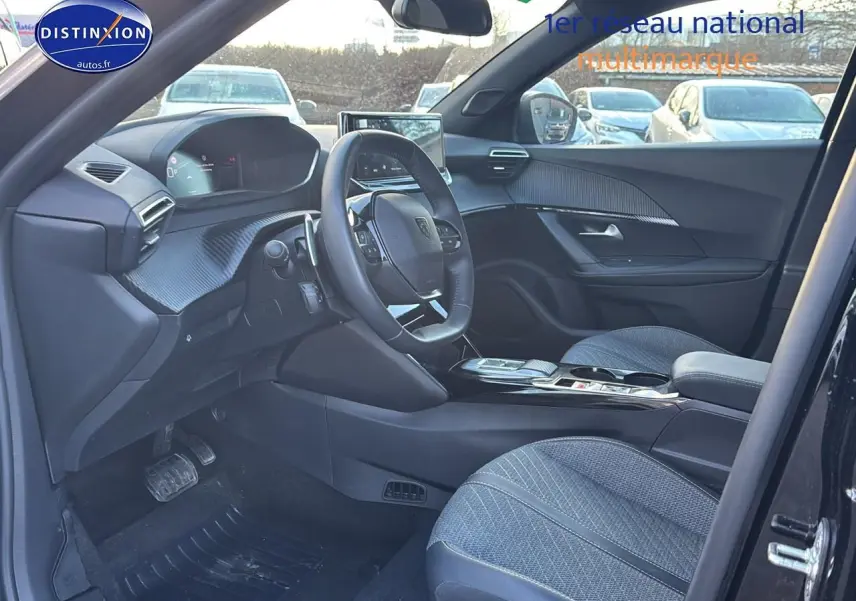 Vue intérieure côté conducteur du Peugeot 2008 noir 2025, mettant en valeur le tableau de bord et la console centrale moderne.