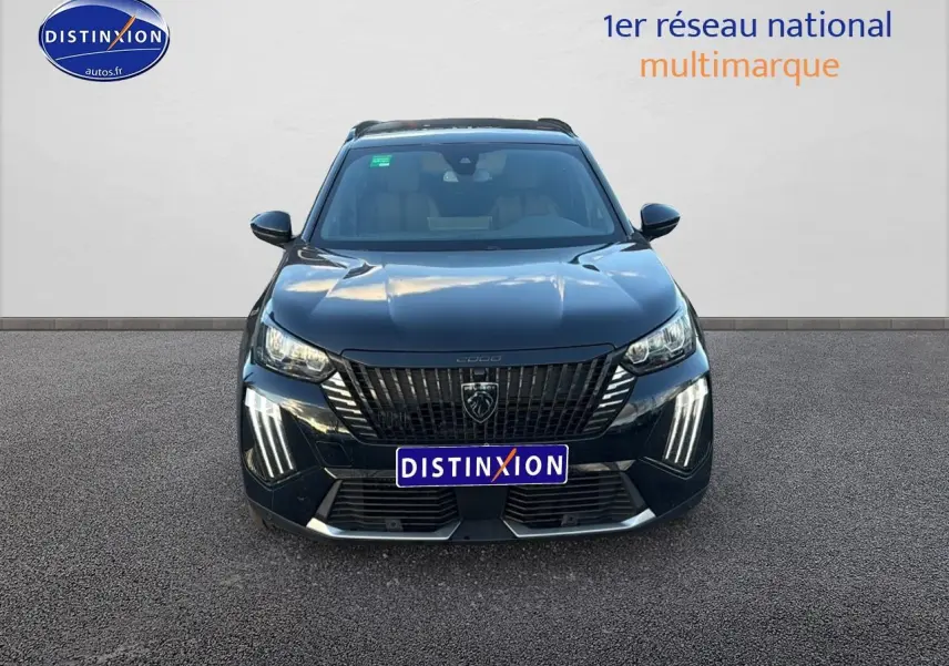 Vue frontale d'un Peugeot 2008 noir 2025 avec calandre verticale et feux LED en griffes distinctifs.