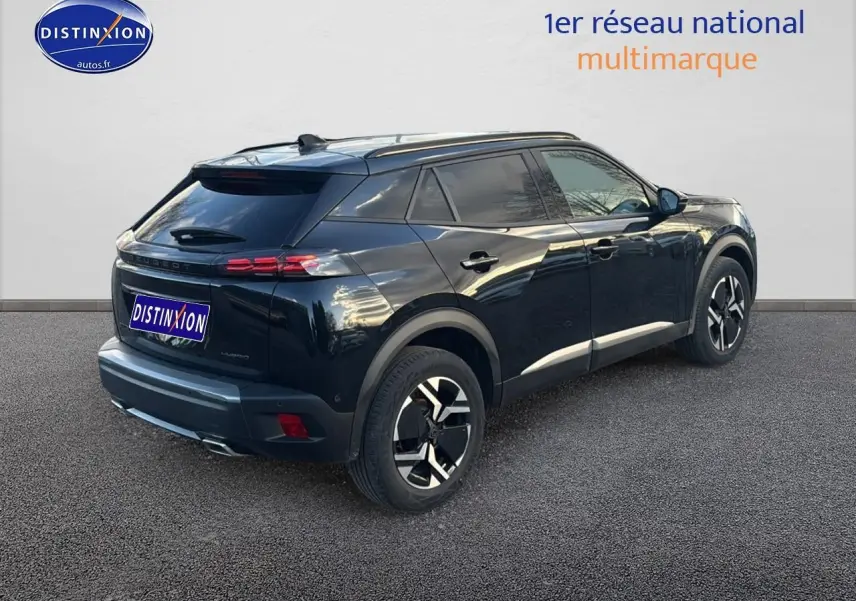 Peugeot 2008 noir vue 3/4 arrière droit, jantes alu et feux arrière à LED visibles sur fond neutre.