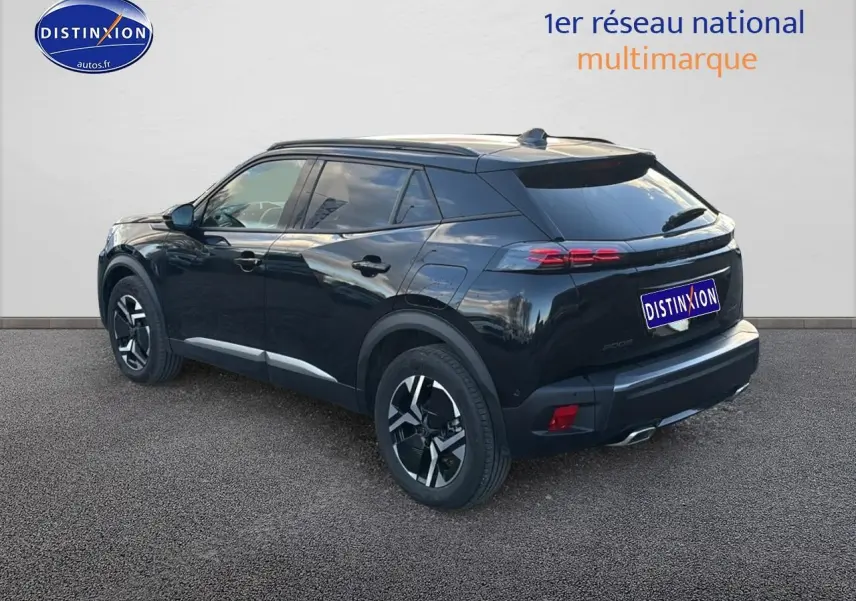 Vue 3/4 arrière droite d'un Peugeot 2008 noir 2025 avec jantes alu et feux arrière LED distinctifs.