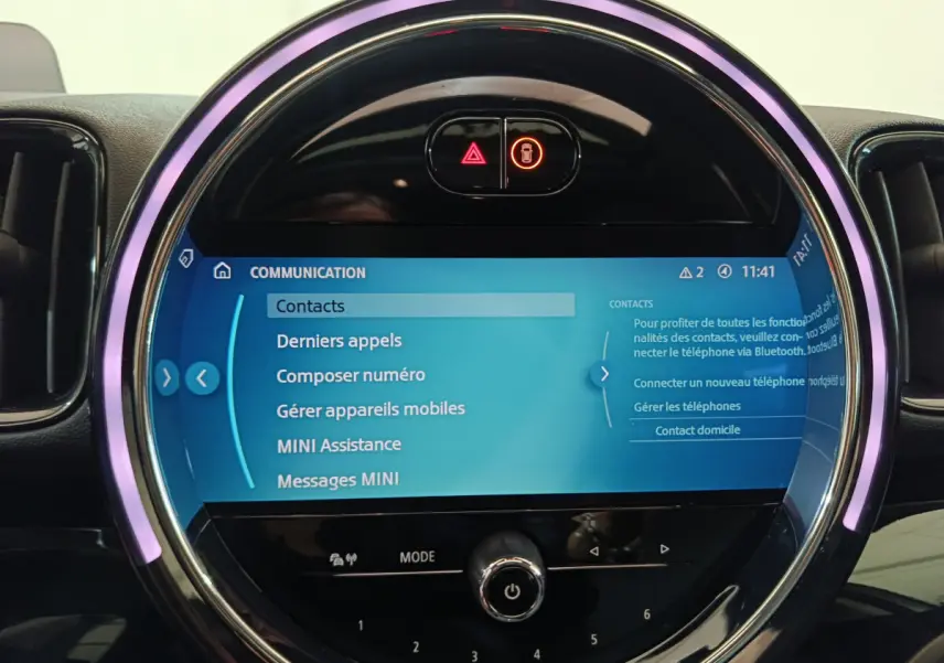 Écran tactile central circulaire du tableau de bord du MINI Countryman blanc, avec interface Bluetooth affichée.