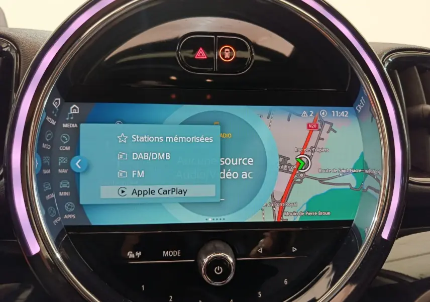Écran tactile central du MINI Countryman Cooper SE blanc, affichant la navigation et options multimédia.