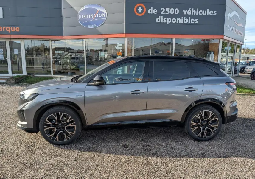 Profil droit du Renault Austral gris métallisé avec toit noir étoilé et jantes alliage 20 pouces diamantées.