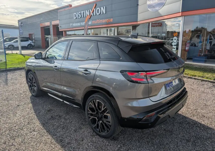 Renault Austral gris métallisé en 3/4 arrière droit, toit noir étoilé et jantes alliage noires diamantées.