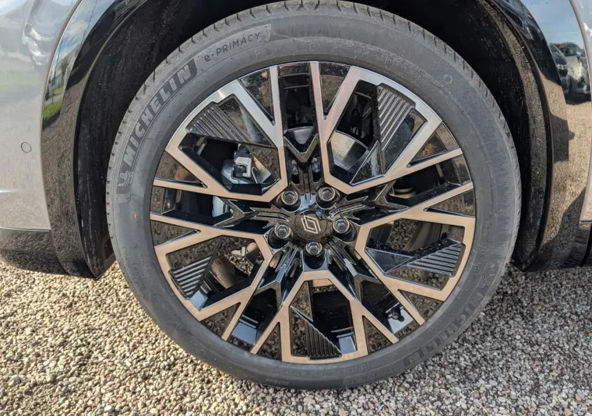 Gros plan sur la jante alliage 20" diamantée noir et gris du Renault Austral gris métallisé 2025, version Esprit Alpine.